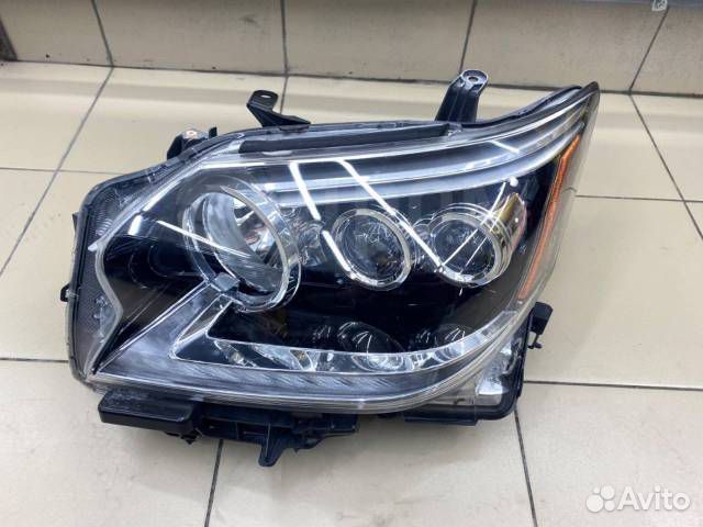 Передня левая фара на Lexus