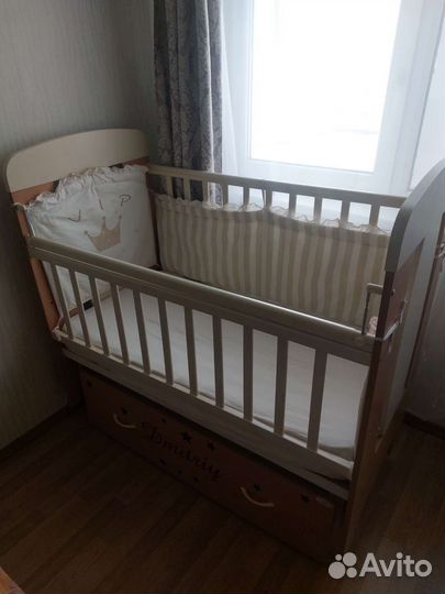 Детская кроватка с поперечным маятником