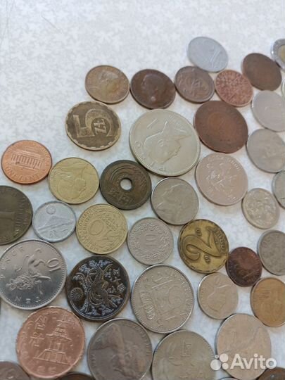 100 монет разных стран