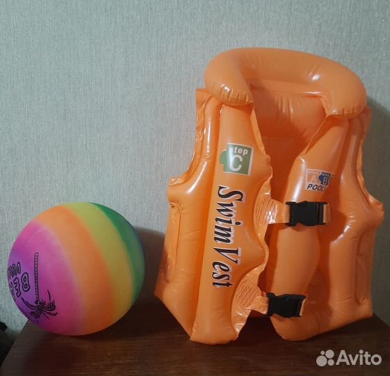 Детский надувной жилет на 2-3 года и пляжный мяч
