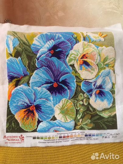 Картины вышиты бисером и крестом