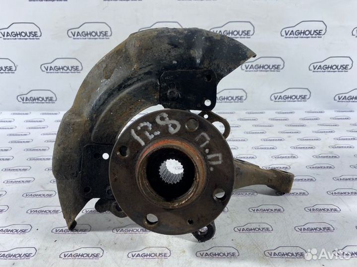 Кулак поворотный передний правый Volkswagen Passat