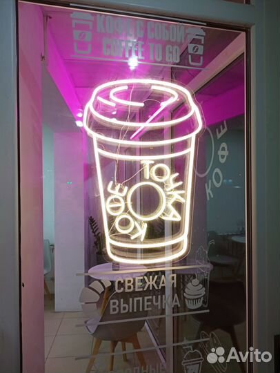 Яркая неоновая вывеска с установкой