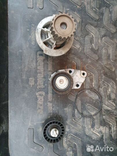 Помпа и ролики натяжения на Шевроле круз