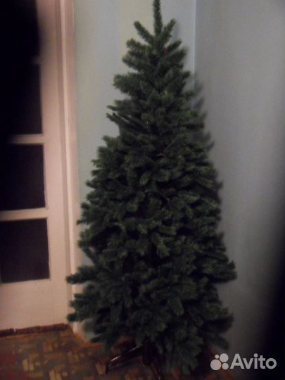 Искусственная новогодняя ель
