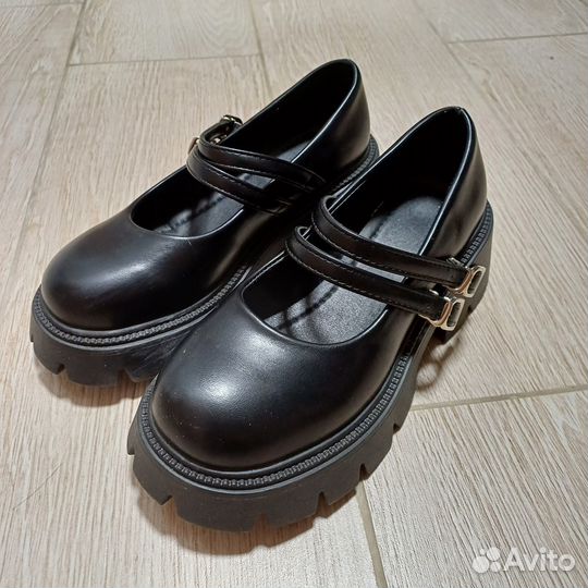 Лоферы с ремешком