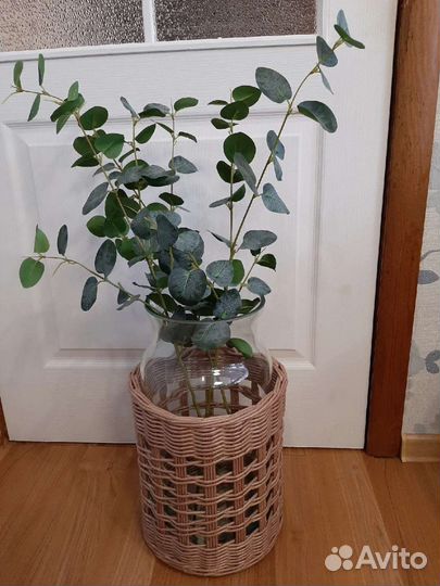 Корзина большая плетеная со стеклянной вазой