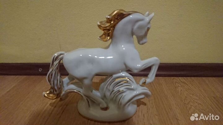 Статуэтка лошадь