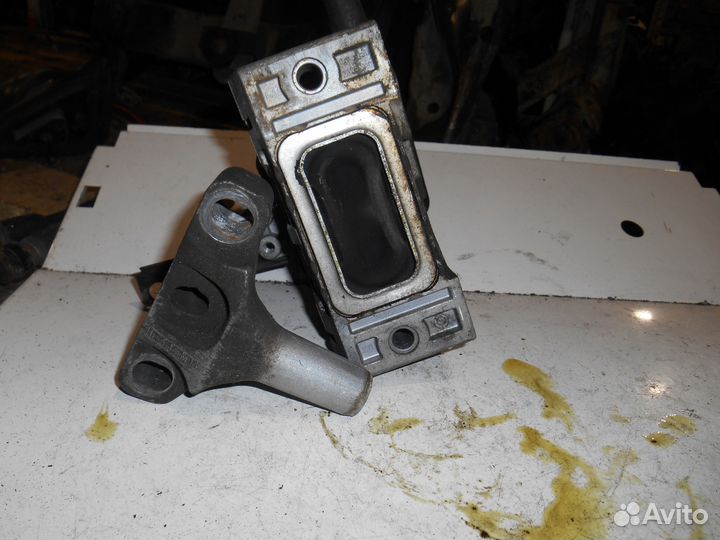 Подушка опора двс правая Volkswagen Golf 4