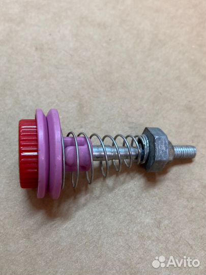 Нитенатяжитель с фиксатором нити