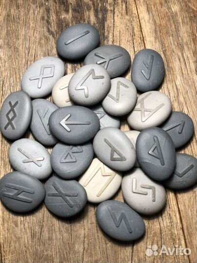 Скандинавские руны из камня