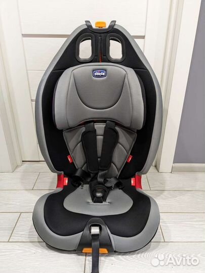Автокресло Chicco серое