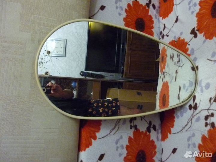 Зеркало овальное, в рамке 70х38 см., б/у