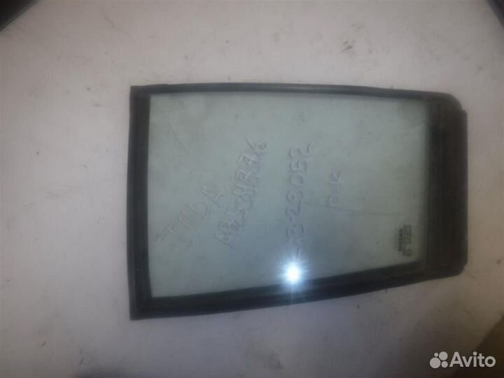 Стекло двери задней правой (форточка) Nissan Tiid