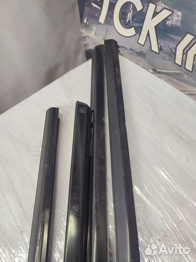 Уплотнитель стекла двери Nissan Primera P10