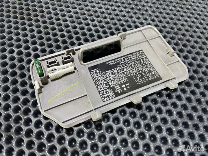 Крышка блока предохранителей Mitsubishi Triton