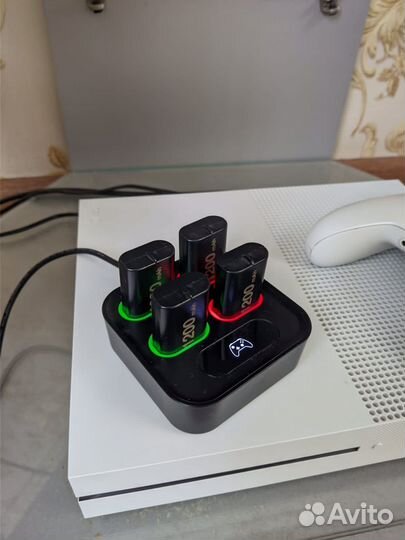 Xbox One S 1tb 2 джойстика