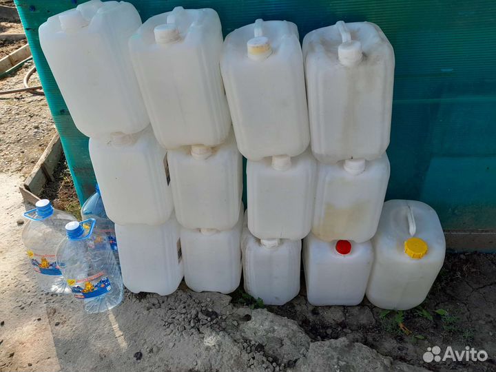 Канистры десятилитровые для воды