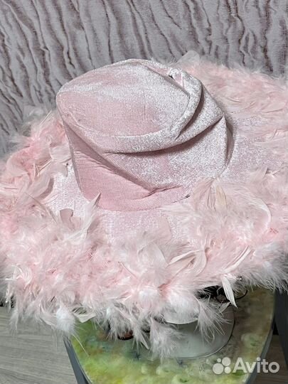 Шляпа карнавальная широкополая велюровая с перьями
