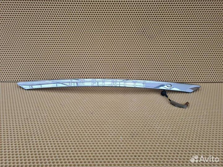 Молдинг крышки багажника задний Infiniti Fx Qx70