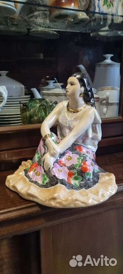 Фарфоровая статуэтка цыганка земфира
