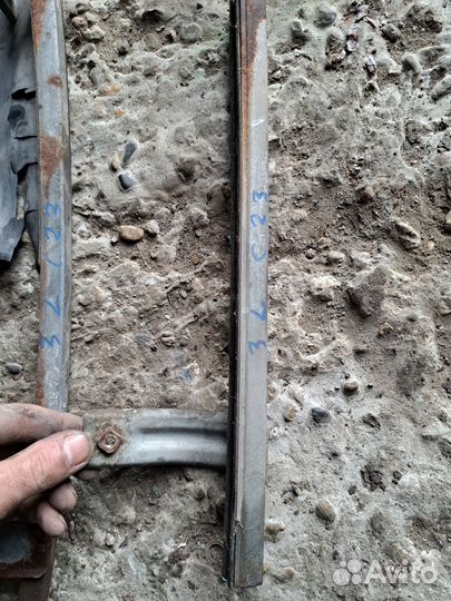 Направляющий стекла задний левый Nissan Serena c23