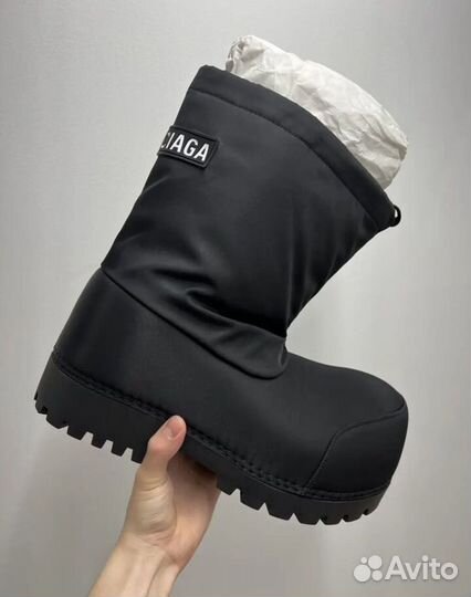 Ботинки balenciaga alaska boots на руках