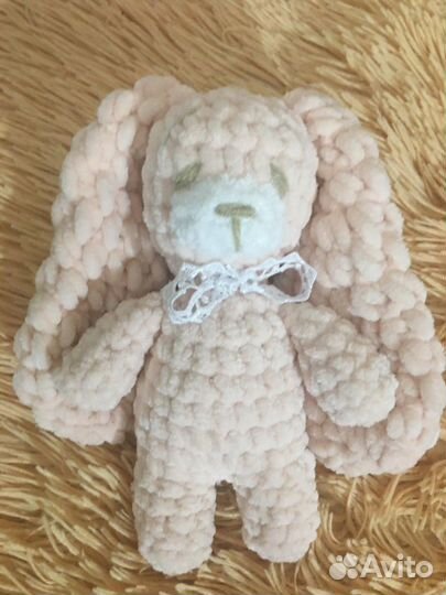 Связанный зайка для новорожденного из плюша