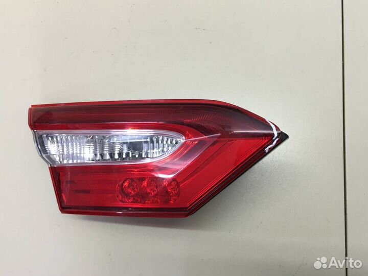 Фонарь задний внутренний левый Toyota Camry XV70 2