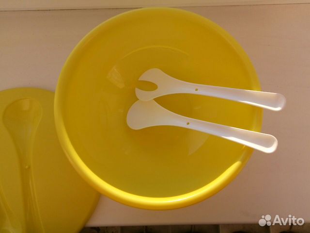 Удобная тарелка с крышкой и ложками. Диам 28 см