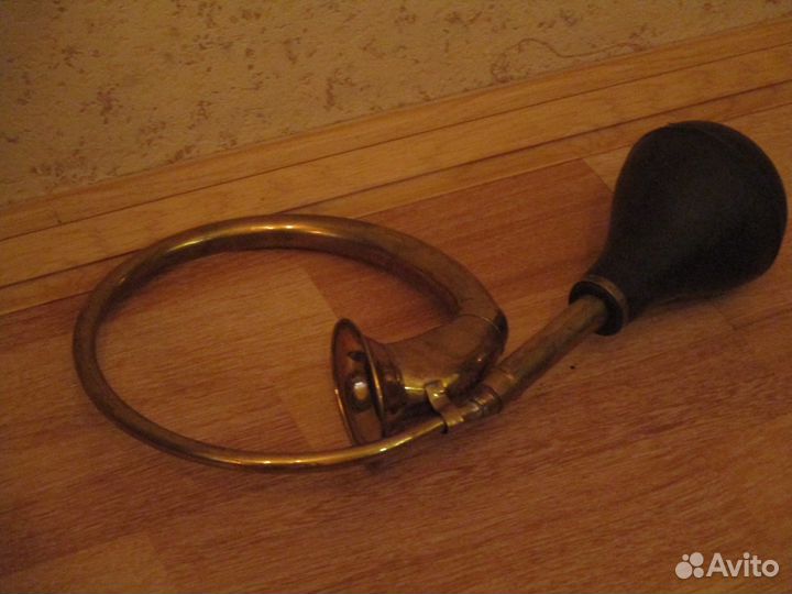 Большой клаксон медный. гудит громко