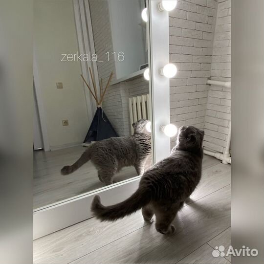 Гримерное зеркало с лампочками