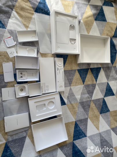 Пустые коробки от техники apple