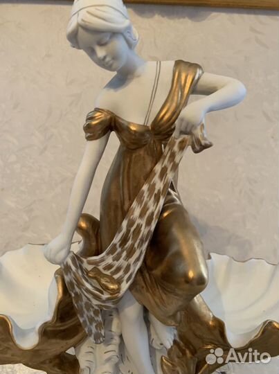 Большая Фарфоровая статуэтка Нимфа с раковинами