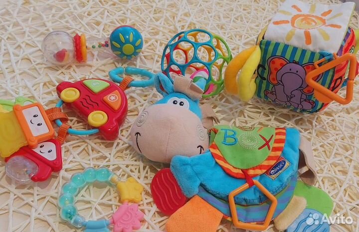 Детские развивающие игрушки и погремушки 0+