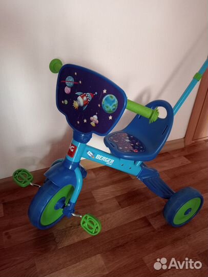 Трехколесный велосипед с ручкой