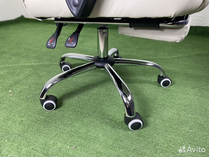 Офисное кресло руководителя белое