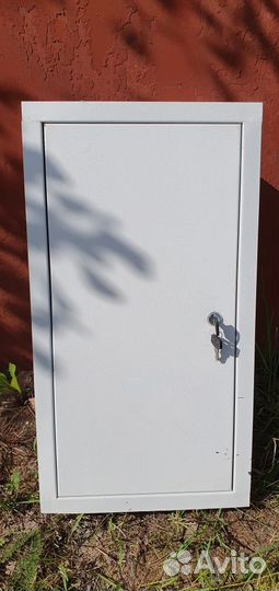 Металлический шкаф с электросчетчиком