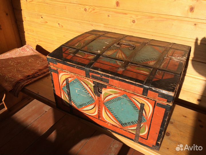 Сундук старинный