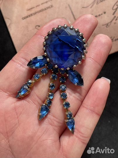 Брошь с кристаллами
