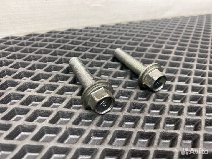 Болты кронштейна обводного ролика Honda Accord 8