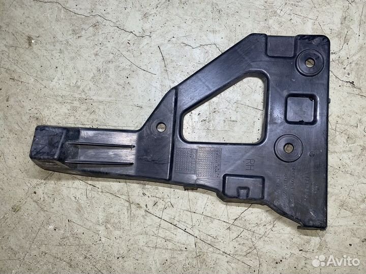 Кронштейн крепления бампера правый Audi A6(4F2/C6)