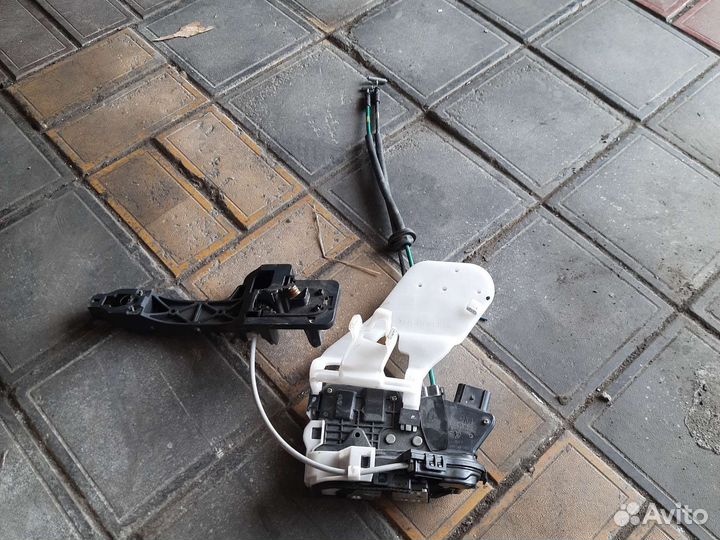 Замок задний правый Kia Sorento 2