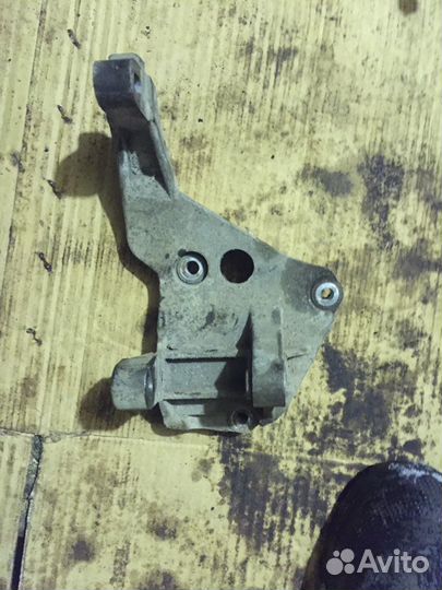 Кронштейн генератора на приору