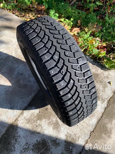 Bridgestone Blizzak Spike-02 215/70 R16