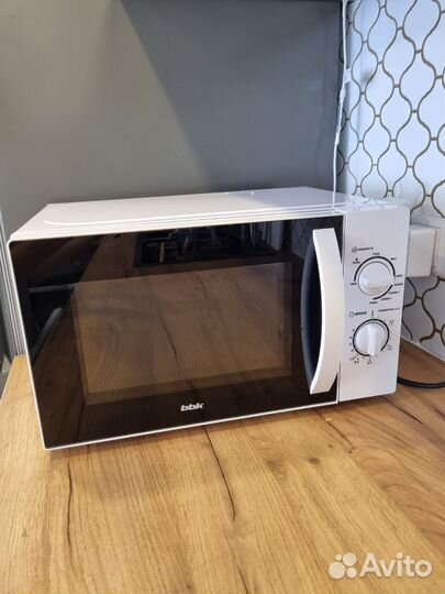 Микроволновая печь BBK 20MWG-738M/W