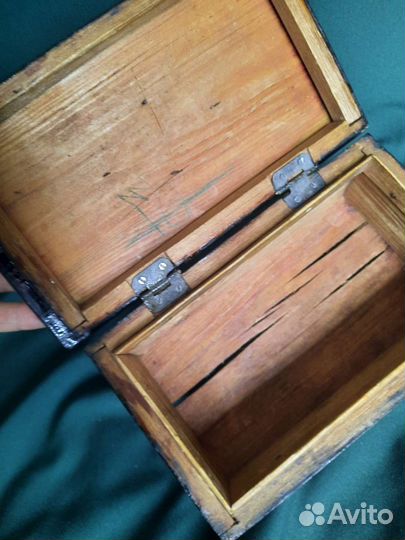 Старинная деревянная шкатулка