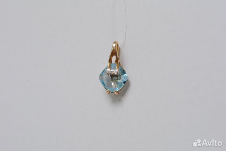 Золотая подвеска с топазом