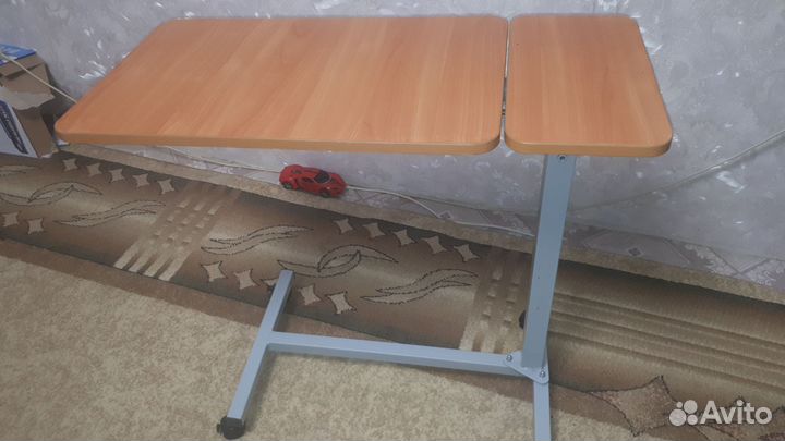 Прикроватный столик на колесиках