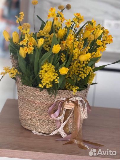 Корзина с тюльпанами